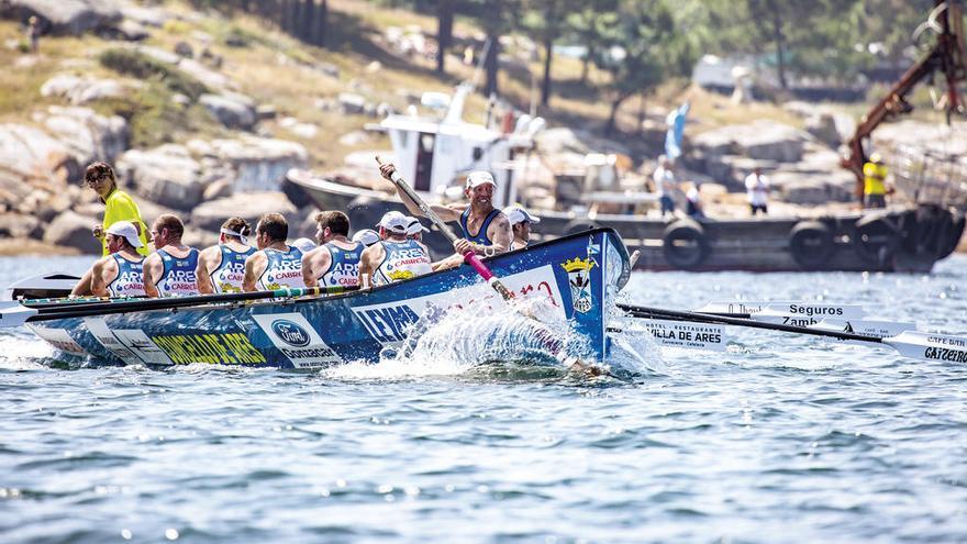 La trainera de Ares, durante un momento de la regata de ayer en O Grove. // Liga LGT