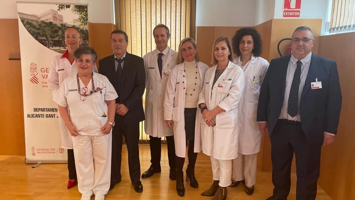 El conseller de Sanidad, Marciano Gómez, con el equipo directivo del Hospital de Sant Joan, este viernes