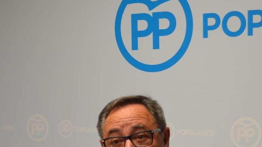 Manuel Vega, concejal del PP durante la rueda de prensa de ayer.