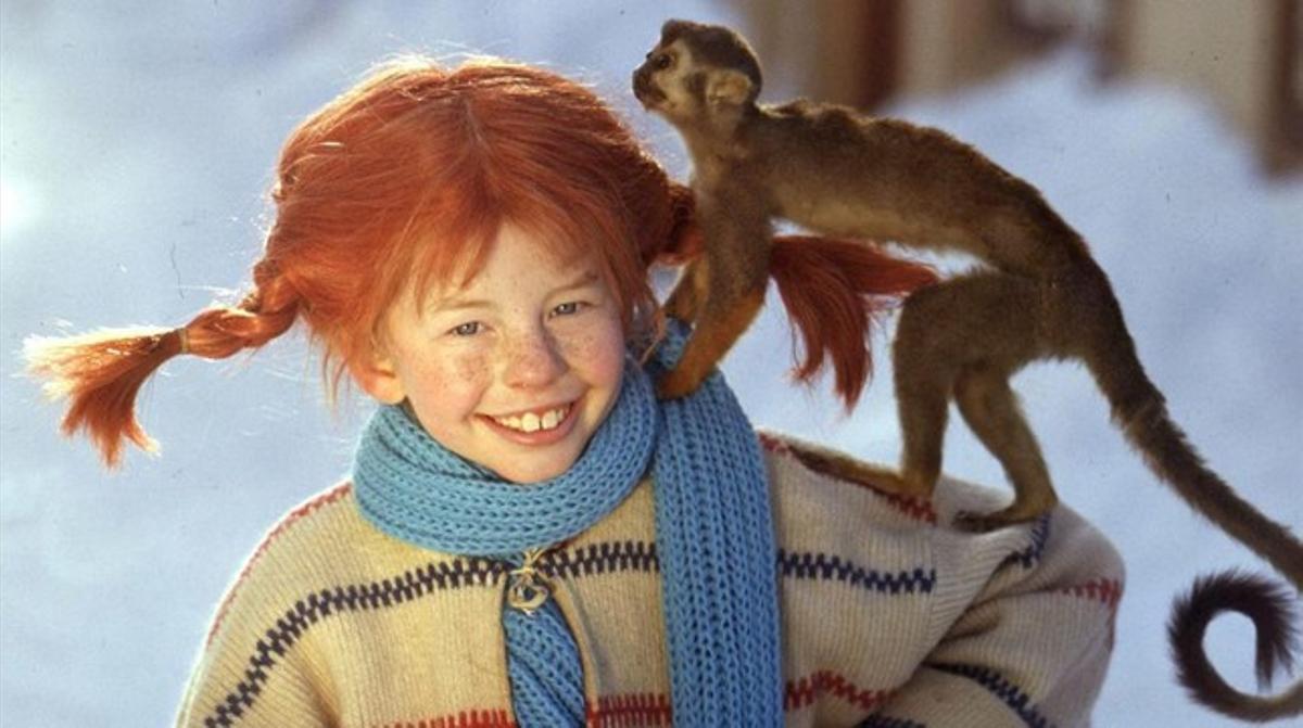 La pèl-roja Pippi Calzaslargas, protagonista de la sèrie que porta el seu nom, amb el seu mico senyor Nilsson.