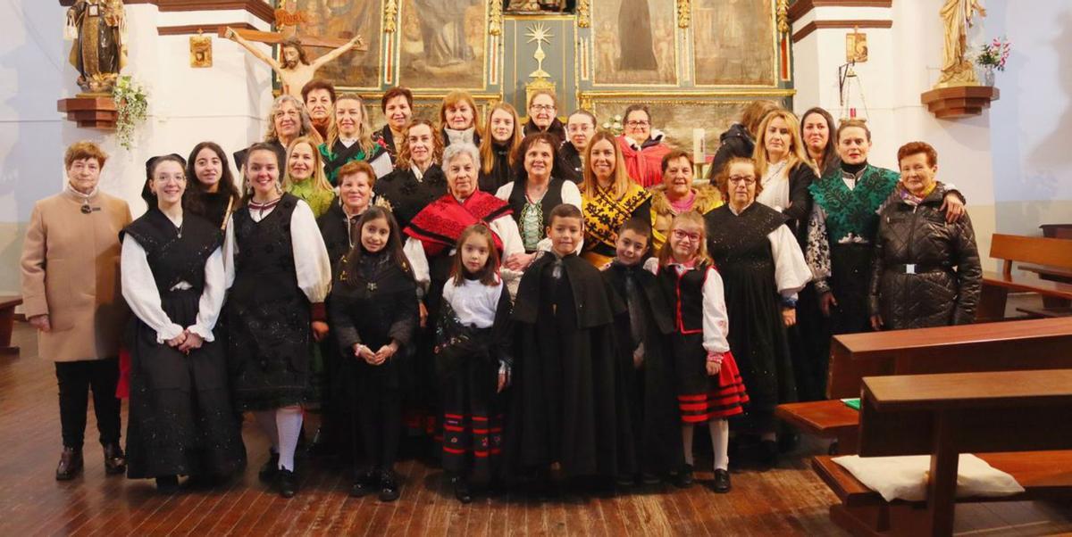 Cuarenta mujeres de Burganes de Valverde celebran Santa Águeda