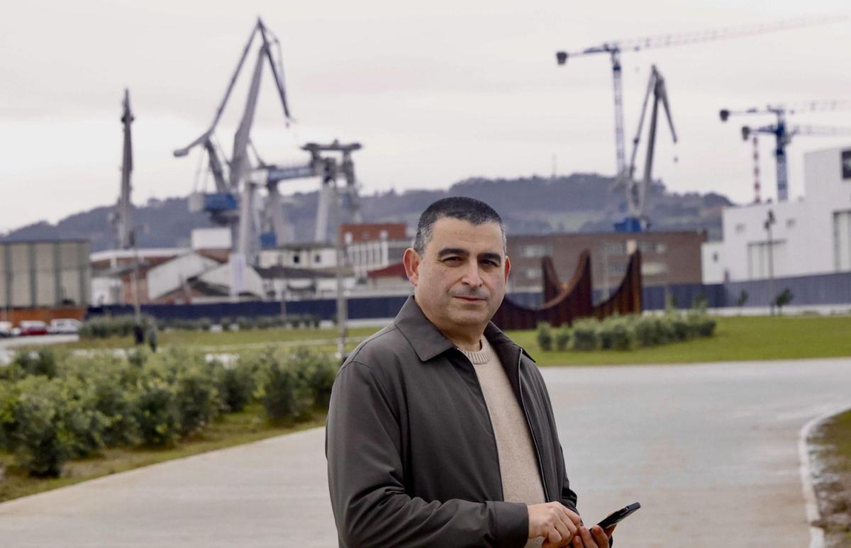 Pedro Roldán, ayer, en el paseo de Naval, en El Natahoyo. | MARCOS LEÓN