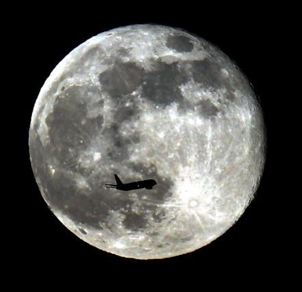 Un avió passa davant la superlluna aquest diumenge a la nit a Califòrnia.