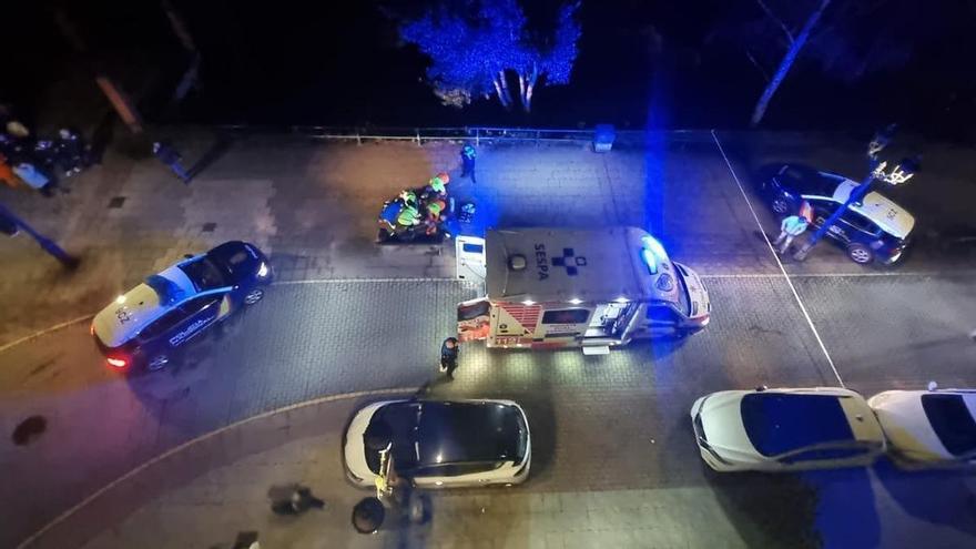 Mata a su pareja a puñaladas en plena calle en Asturias: &quot;Salió gritando que llamaran a la Policía y él la perseguía con un cuchillo&quot;