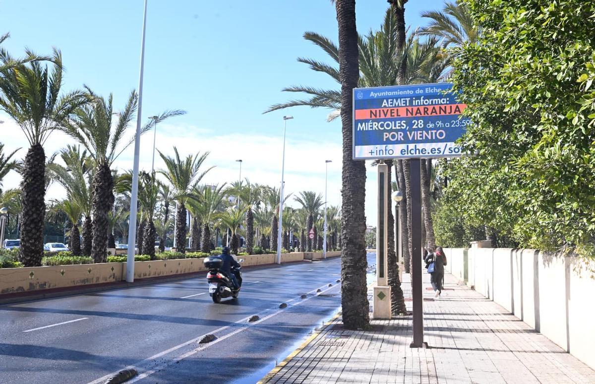 Cartel que anuncia en nivel de alerta naranja por viento hasta las doce de la noche en Elche