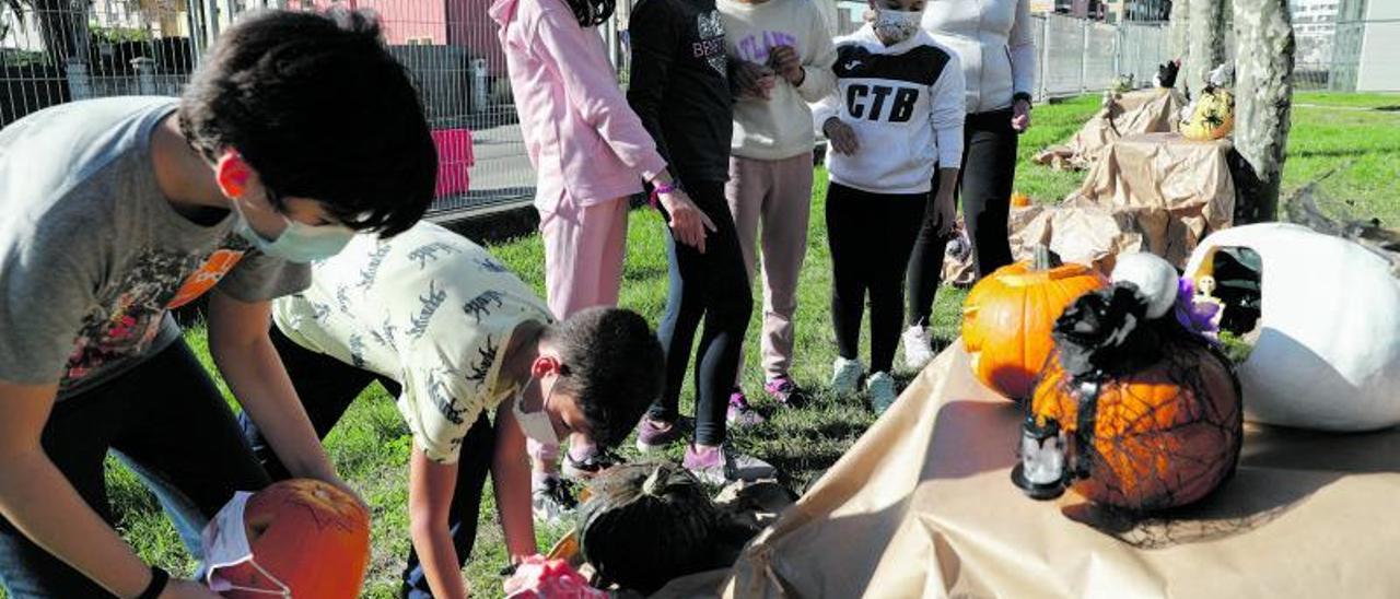 A la izquierda, preparativos festivos en el colegio La Vallina de Luanco; a la derecha, escolares del colegio avilesino de Sabugo debajo de un cartel alusivo a Halloween. | |  MARA VILLAMUZA