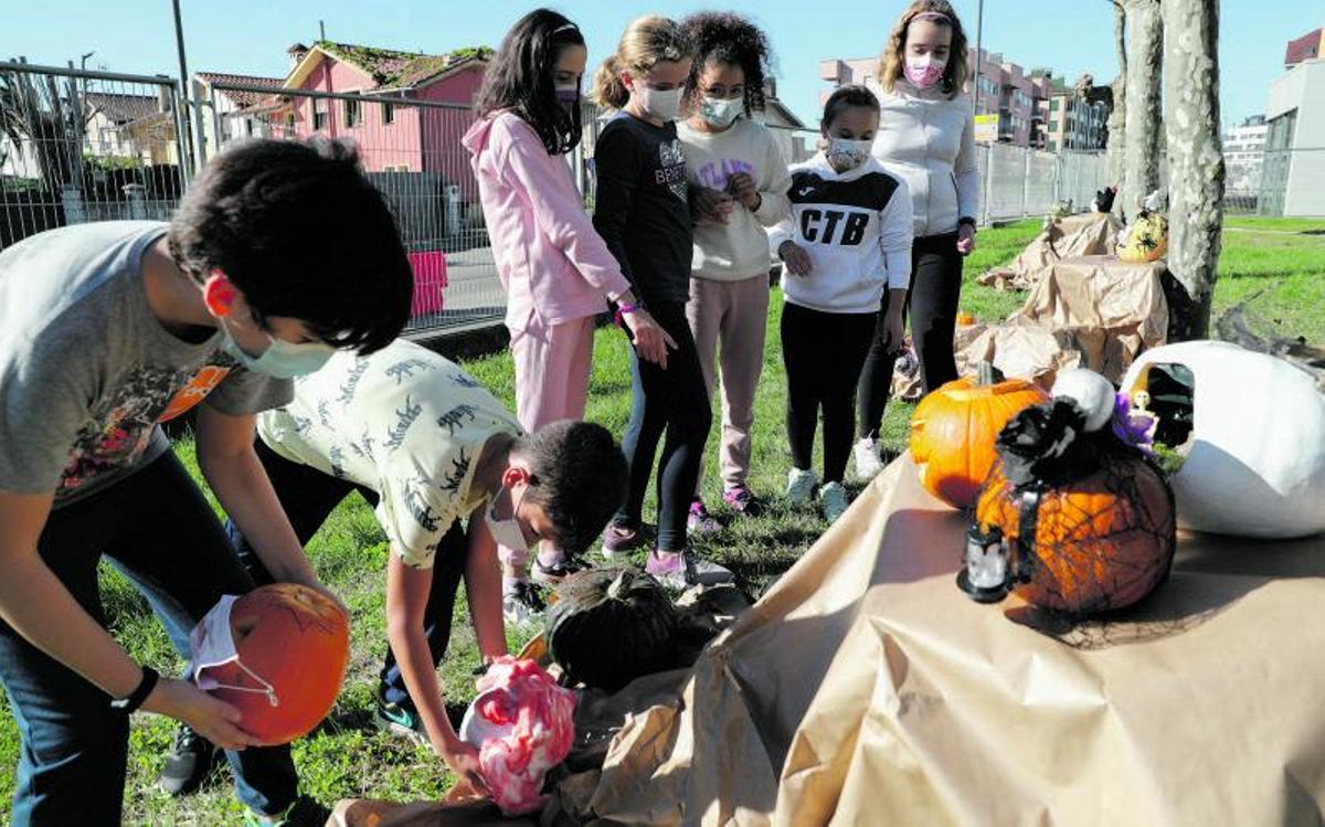 A la izquierda, preparativos festivos en el colegio La Vallina de Luanco; a la derecha, escolares del colegio avilesino de Sabugo debajo de un cartel alusivo a Halloween. | |  MARA VILLAMUZA