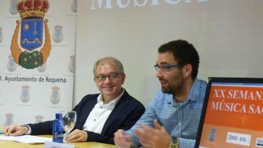 Abel Guarinos y el alcalde, Mario Sánchez, ayer en la presentación.