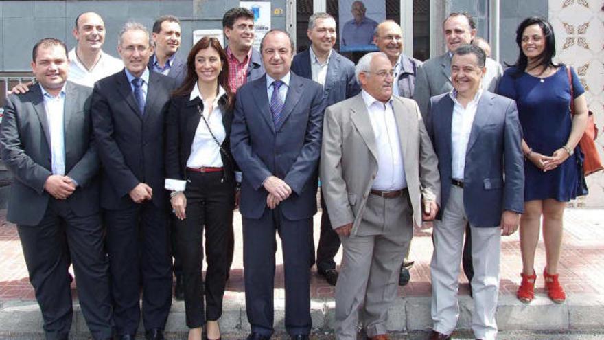 Los regidores del PP en la Vega Baja junto a José Joaquín Ripoll ayer, ante la sede del partido en San Isidro.