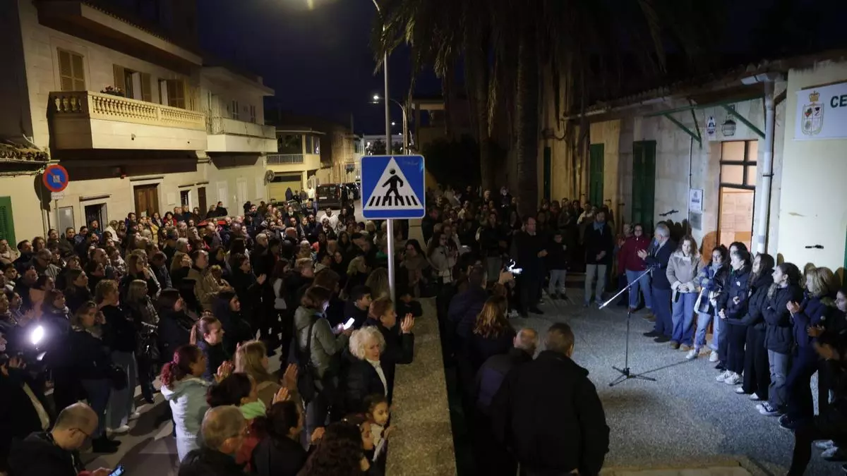 Unas 250 personas se concentran en es Pil·larí en apoyo a la mujer apuñalada por su exmarido en Costitx: "Te esperamos en el colegio con los brazos abiertos"