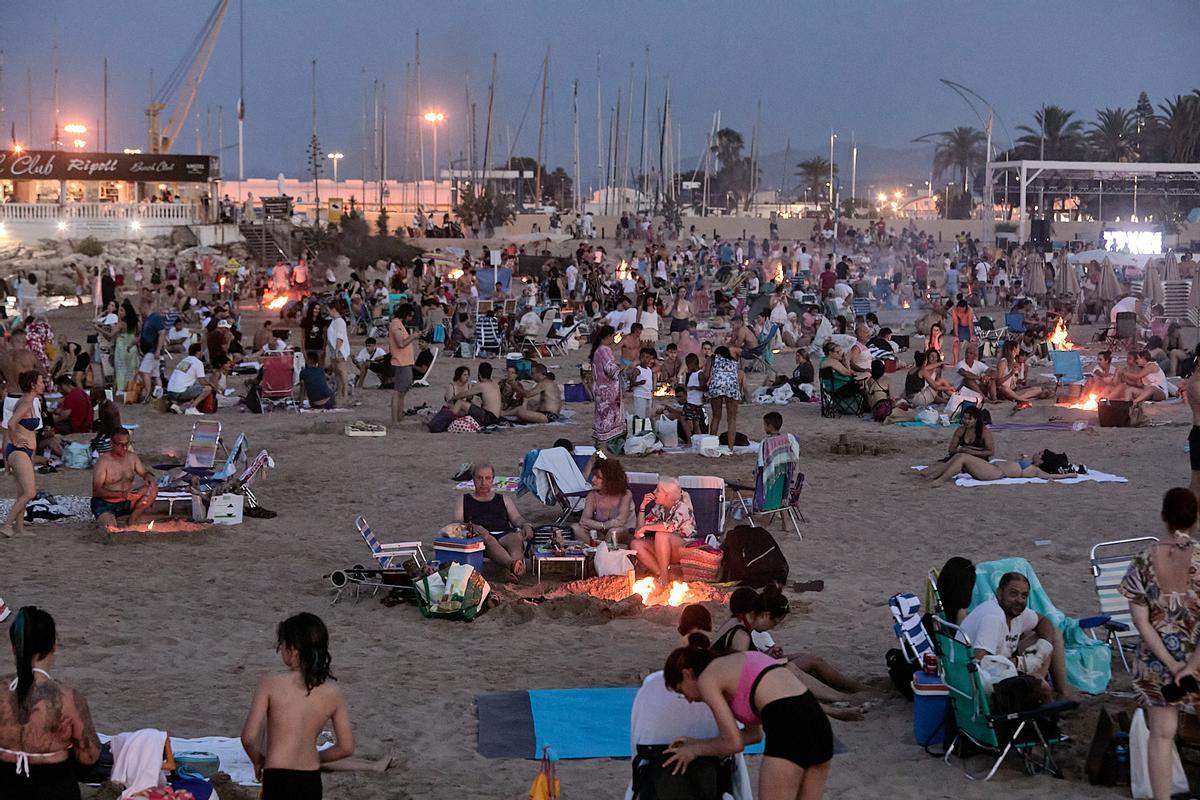 La afluencia de la playa de Gandia durante la fstividad de Sant Joan