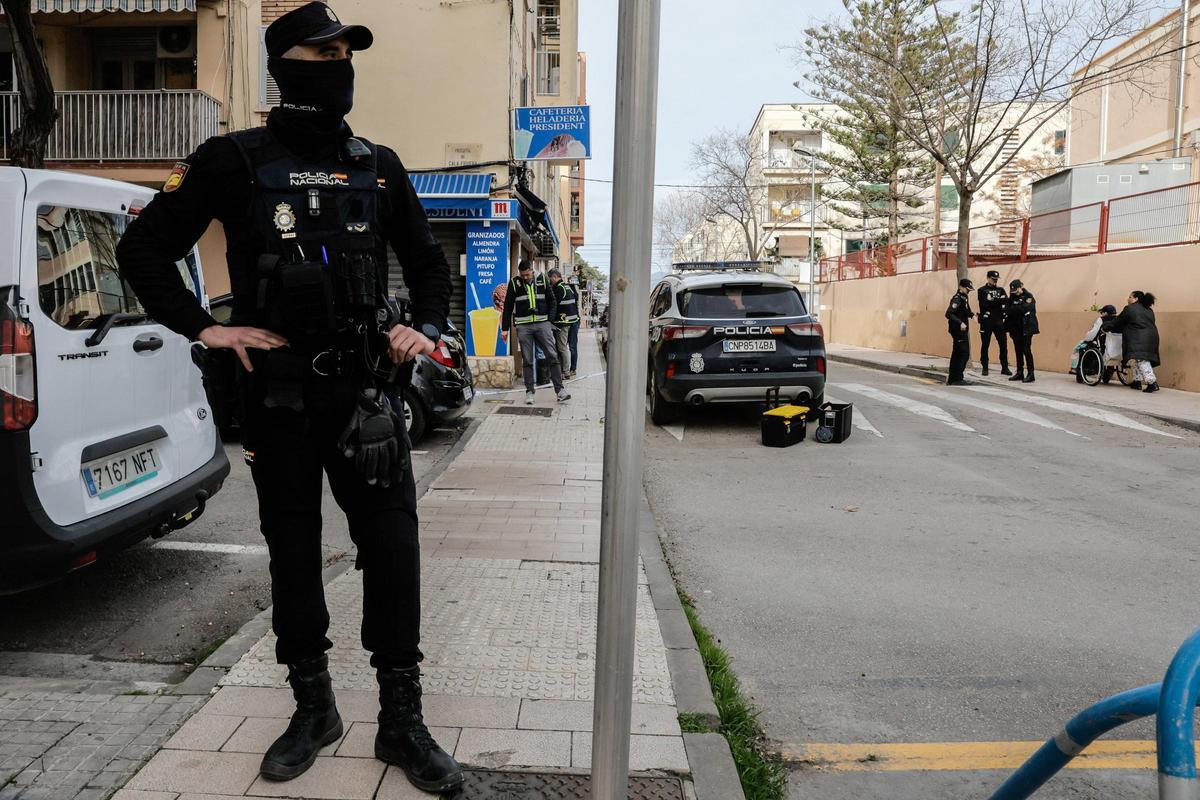 Numerosos policías se han apostado en la calle Greco tras el altercado.