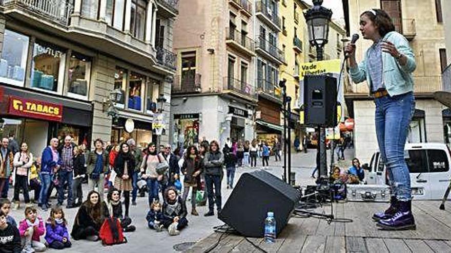 Júlia Garrido va encetar la jam vocal, conduïda per Celeste Alías i amb l&#039;acompanyament de tres músics