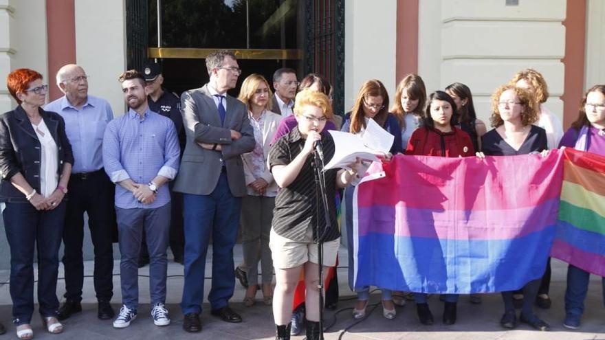 Un momento del acto celebrado el martes pasado en la Glorieta contra la homofobia.