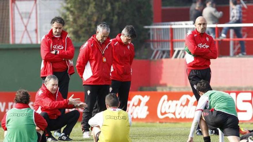 Clemente, en el centro del campo, durante la charla con los futbolistas.