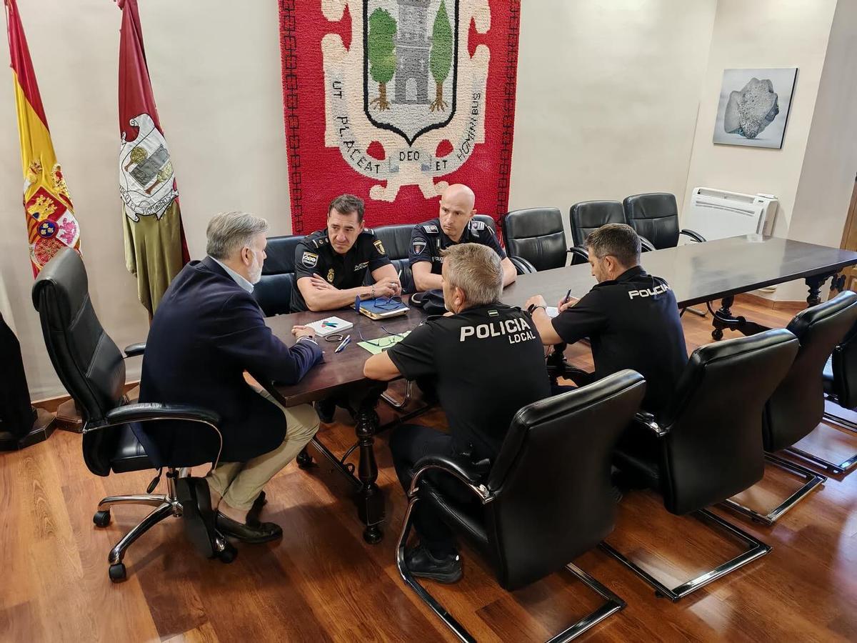 El alcalde de Plasencia se reúne con la policía para reforzar la vigilancia en La Isla.
