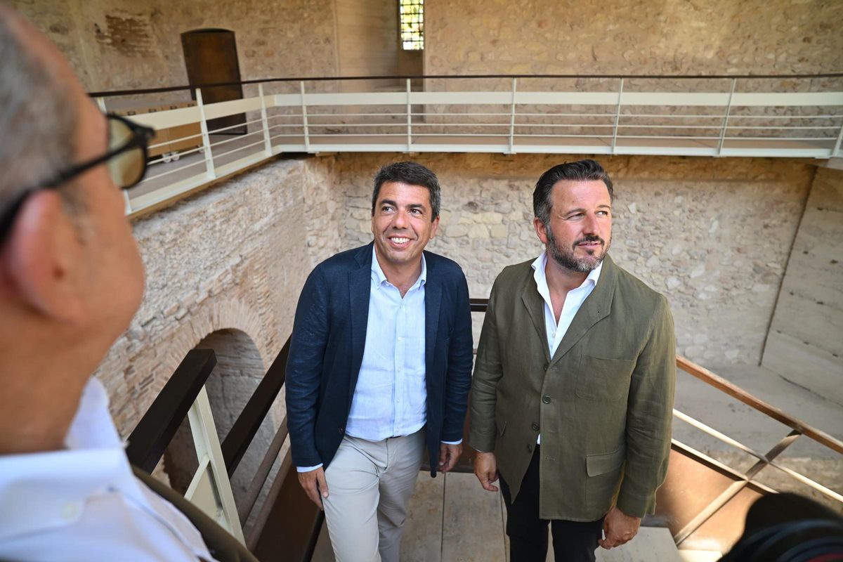 Mazón con el alcalde de Elche, Pablo Ruz, este viernes en el Patio de Armas del Palacio de Altamira