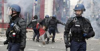 Los franceses no ceden y endurecen el pulso contra el Gobierno de Sarkozy