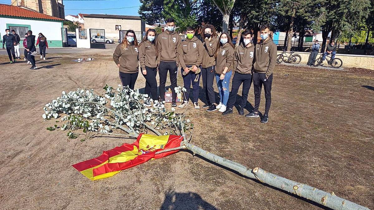 Los quintos de Villaralbo, instantes antes de elevar el mayo. | M. D.