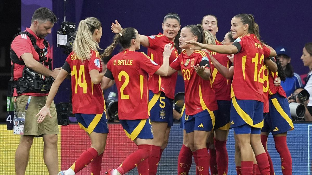The players of the Spanish team celebrate Portugal 1-0 marked by Esther González in Berna during the debut of the female Eurocup.