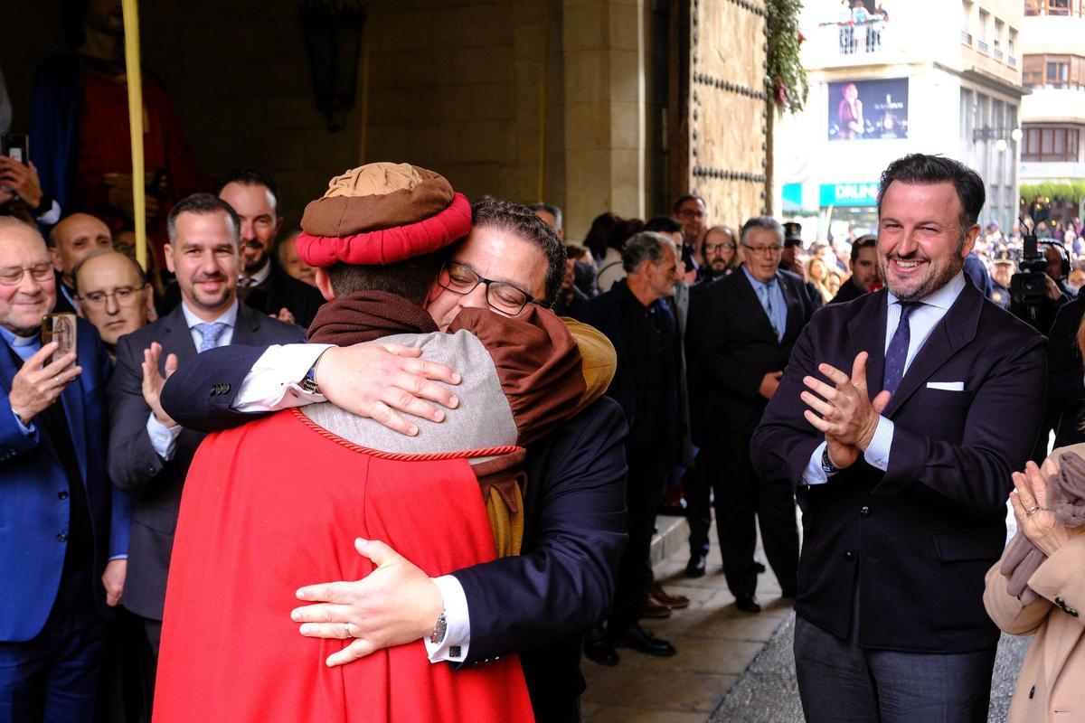 Abrazo entre Cantó y el presidente de la Sociedad Venida de la Virgen, José Manuel Sabuco, junto al alcalde de Elche, Pablo Ruz