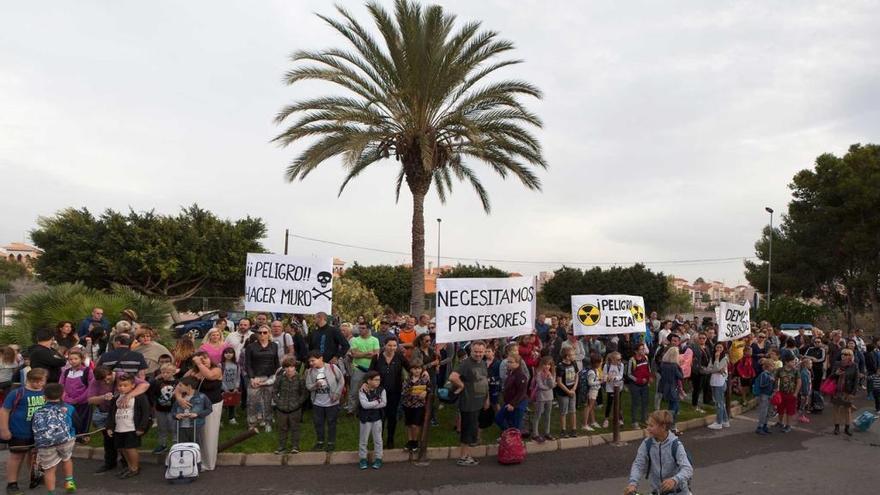 La protesta de los padres el pasado viernes pidiendo soluciones