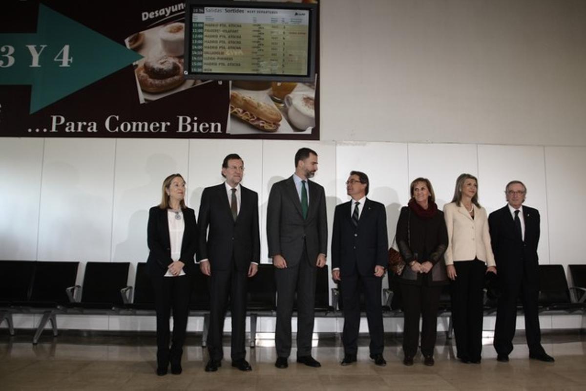 La foto protocolaria antes del viaje inaugural del AVE a Girona y Figueres. La foto protocolaria antes del viaje inaugural del AVE a Girona y Figueres.