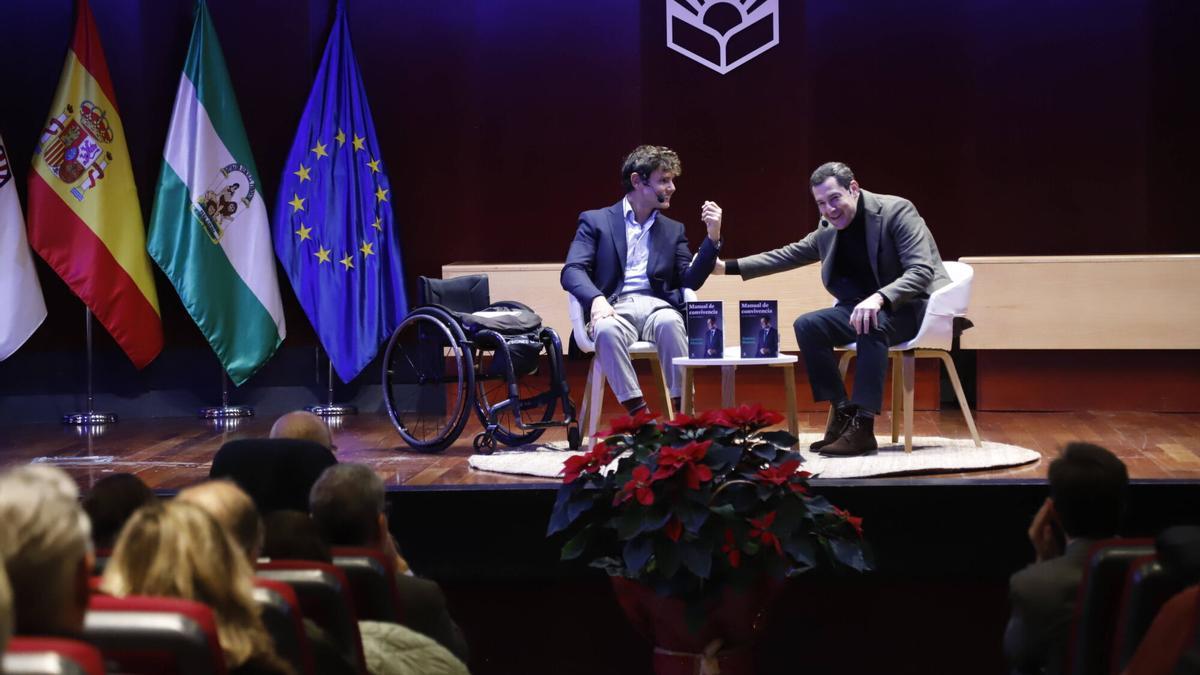 Cisco García y Juanma Moreno, durante un momento de la charla en el Rectorado de la UCO.