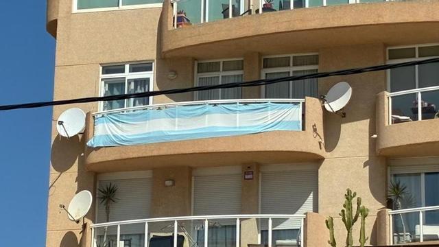 Las banderas argentinas afloran en los balcones en honor a Messi | GUILLERMO SÁEZ