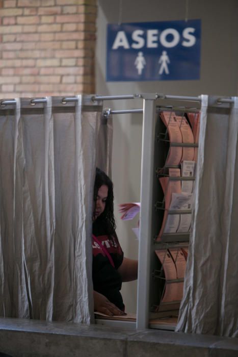 Jornada electoral en el Mercado central de Alicante.