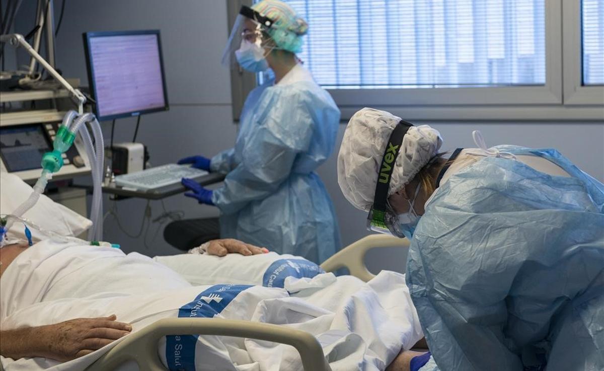 Personal sanitario atendiendo a un paciente ingresado en la Unidad de Cuidados Intensivos (UCI) para enfermos de coronavirus del Hospital Universitario Dr  Josep Trueta de Girona .