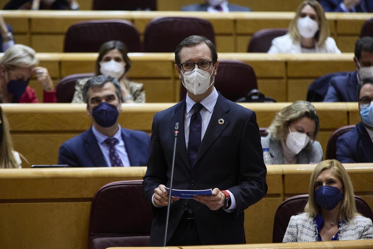 El portavoz del PP en el Senado, Javier Maroto, interviene en una Sesión de Control en el Senado, a 21 de diciembre de 2021, en Madrid (España).