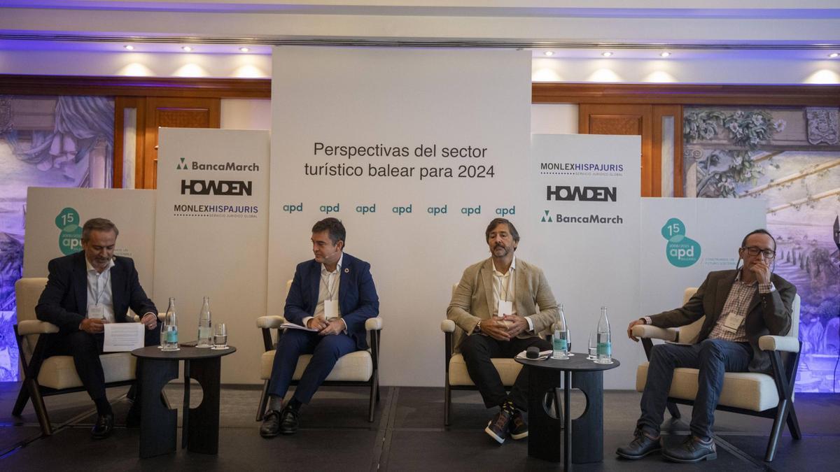 J. M. González, A. Carrillo de Albornoz, G. Subías y J. Torres, en el debate de APD sobre el impacto de la IA en el sector turístico.