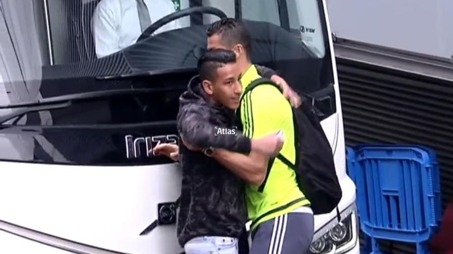 Un espontáneo abraza a Cristiano en la concentración del Real Madrid
