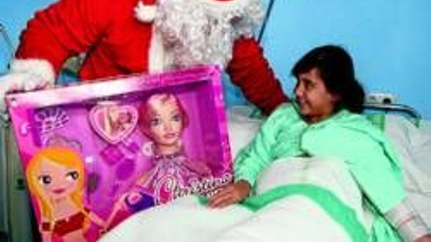 Papá Noel lleva regalos a los niños hospitalizados en el Materno Infantil