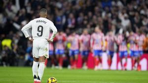 Kylian Mbappe observa al Atlético celebrar el gol de Julián.