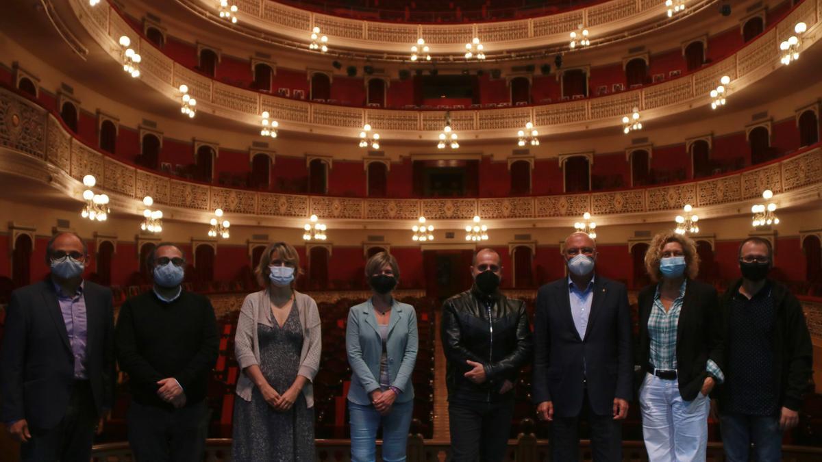 Presentació del conveni entre el Teatre Fortuny de Reus i la Fundació &#039;La Caixa&#039; per fer possible la gira de tres espectacles en quatre localitats diferents.