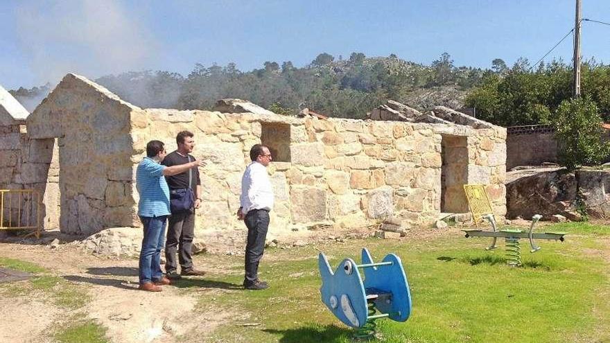 Pío Millán, el presidente de la Asociación de Vecinos de Nerga y el alcalde en A Garita.  // Santso Álvarez