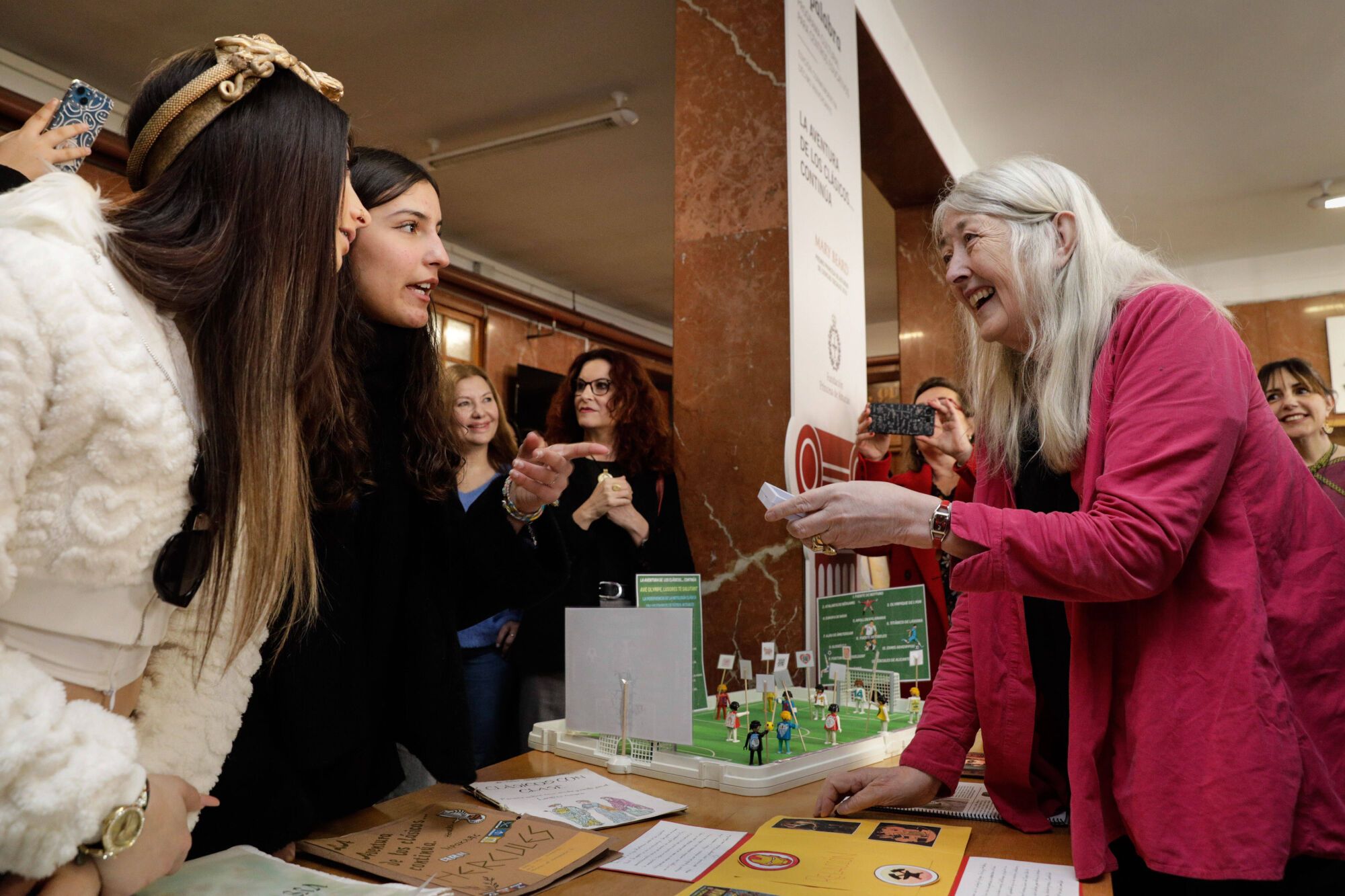 EN IMÁGENES: La "amazona" Mary Beard fascinada en su encuentro con estudiantes en Gijón: "A Nerón le habrían encantado las redes sociales"