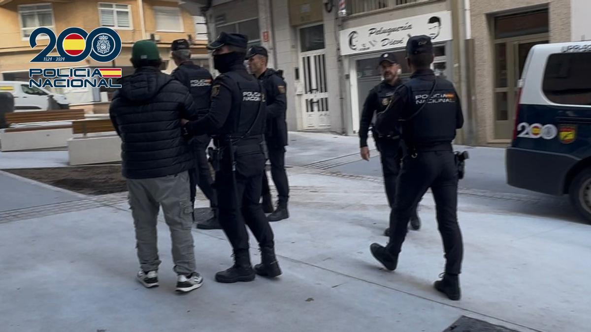 Detenido en A Coruña al desarticular la Policía Nacional un punto negro de distribución de cocaína en la Sagrada Familia.