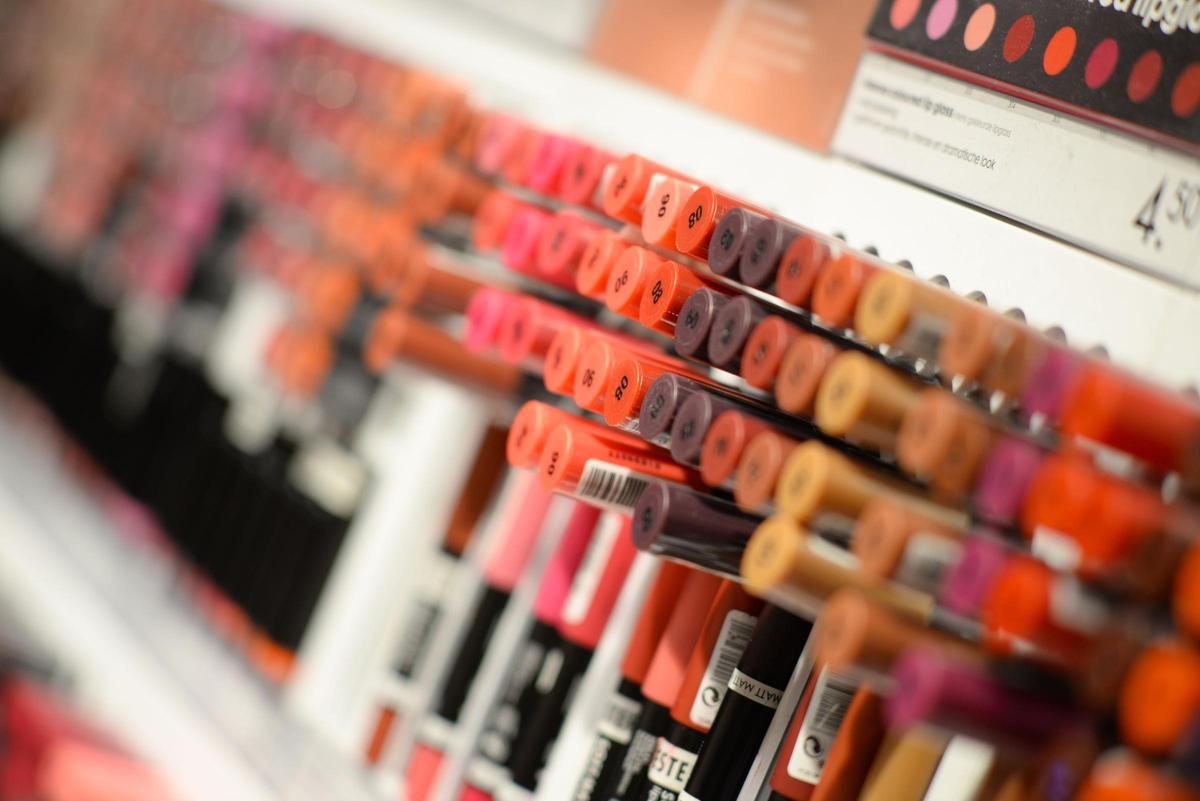 En la nueva tienda se encuentran productos de higiene personal como también de maquillaje y parafarmacia