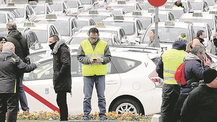 El taxi mantiene la presión sobre las autonomías con más protestas