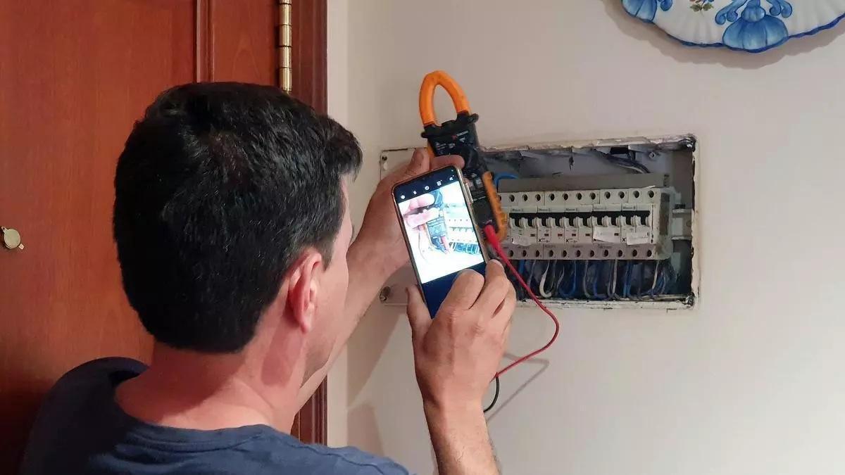 Un electricista de Vigo comprueba el cuadro eléctrico de una vivienda