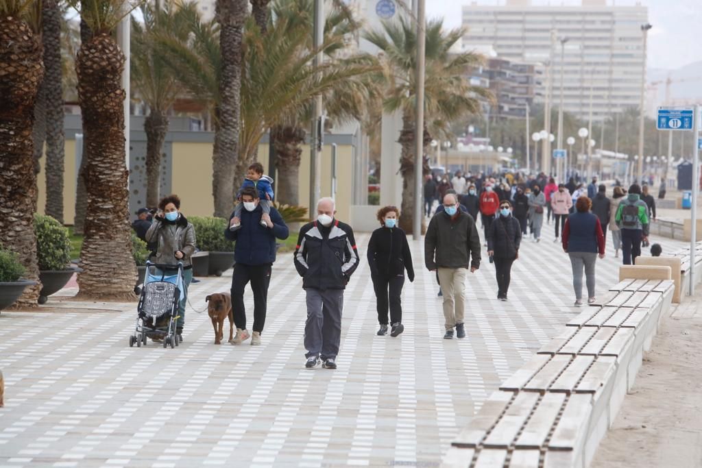 Ambiente del día del padre en la playa de San Juan y en el Postiguet