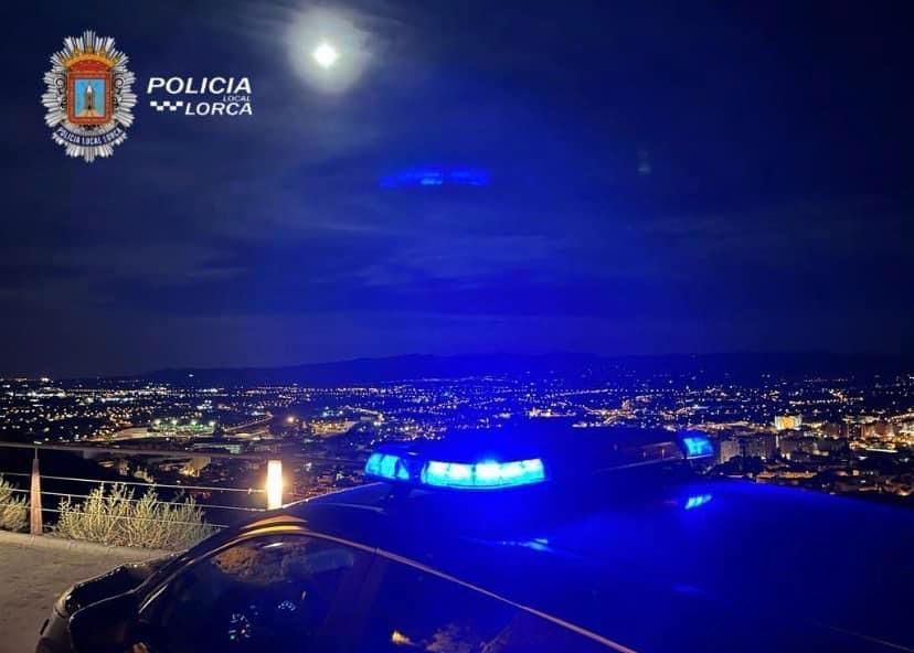 La Policía Local de Lorca, durante una vigilancia nocturna.