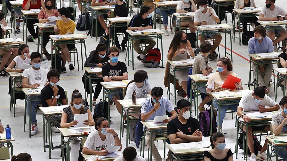 Estudiantes participantes en la EBAU del año pasado en Gijón.