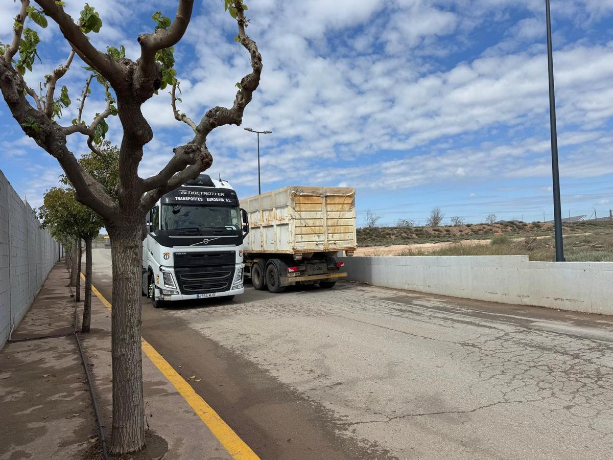 Dos camiones entran y salen del vertedero privado de Villena, hace unos meses.