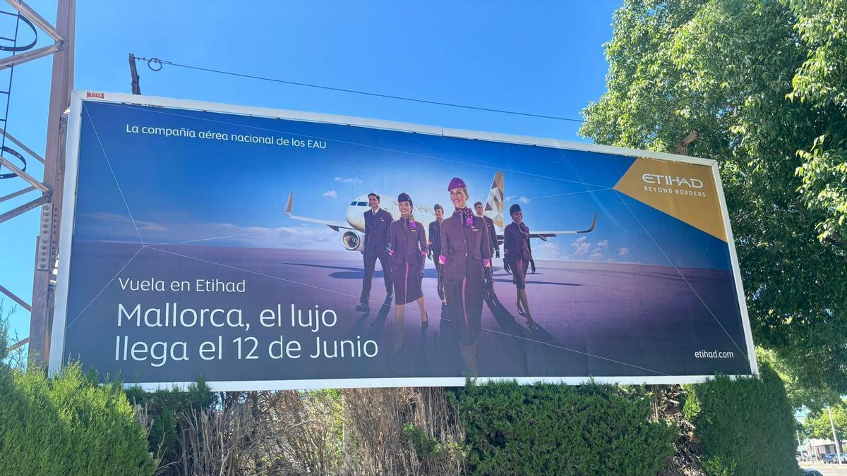 Carteles publicitarios anunciando el nuevo vuelo Palma-Abu Dabi.