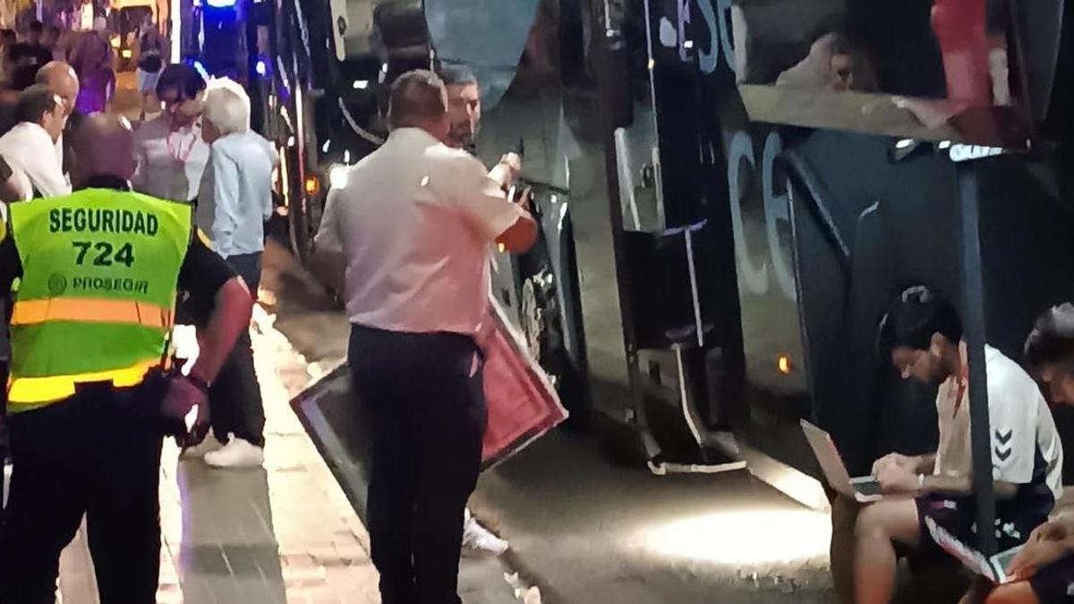 El cuadro de la ‘Col.lecció Mestalla és Etern’, antes de ser depositado en el autobús del Celta.