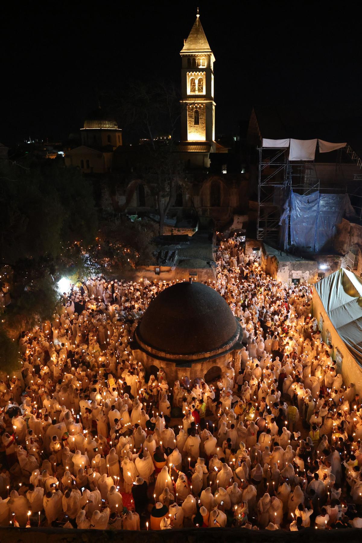 Cristianos ortodoxos celebran “Fuego Sagrado” en Jerusalén. eregrinos cristianos ortodoxos sostienen velas durante la ceremonia del Fuego Sagrado, un día antes de la Pascua ortodoxa, el sábado 15 de abril de 2023 en la Iglesia del Santo Sepulcro en la Ciudad Vieja de Jerusalén, donde muchos cristianos creen que Jesús fue crucificado y enterrado antes de resucitar.